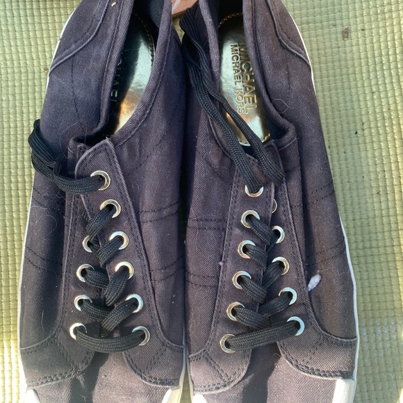 Shoe lot - Picture 6 of 8